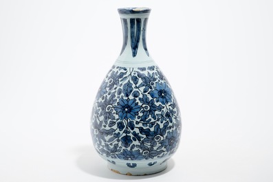 Un vase bouteille en fa&iuml;ence de Delft &agrave; d&eacute;cor de style Ming, fin du 17&egrave;me