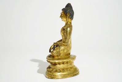 A Chinese gilt bronze figure of Buddha, 18/19th C.