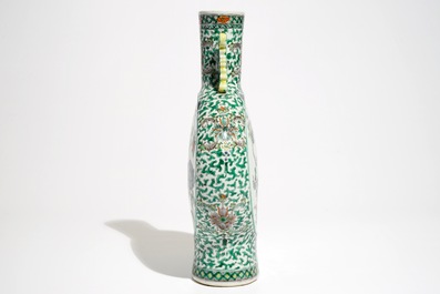 Une bouteille flasque en porcelaine de Chine famille verte, 19&egrave;me