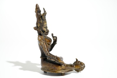 Een Sino-Tibetaanse vergulde bronzen figuur van Groene Tara (Syamatara), 17/18e eeuw