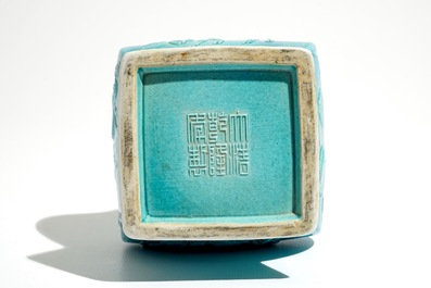Un vase en porcelaine de Chine monochrome turquoise &agrave; d&eacute;cor appliqu&eacute; d'animaux, 19/20&egrave;me
