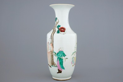 Un vase en porcelaine de Chine aux d&eacute;cors qianjiang cai et famille rose, 19/20&egrave;me