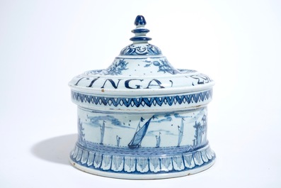 Une bo&icirc;te &agrave; tabac en fa&iuml;ence de Delft bleu et blanc avec son couvercle int&eacute;rieur, dat&eacute; 1763