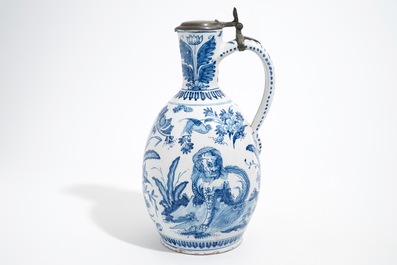 Un grand pichet en fa&iuml;ence de Delft bleu et blanc &agrave; d&eacute;cor d'un tigre et un lion, 17&egrave;me