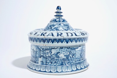 Une bo&icirc;te &agrave; tabac en fa&iuml;ence de Delft bleu et blanc avec son couvercle int&eacute;rieur, dat&eacute; 1763