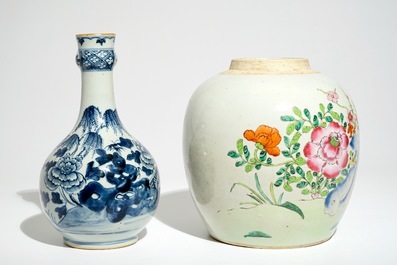 Un pot &agrave; gingembre en porcelaine de Chine famille rose et une bouteille en bleu et blanc, Qianlong/Jiaqing