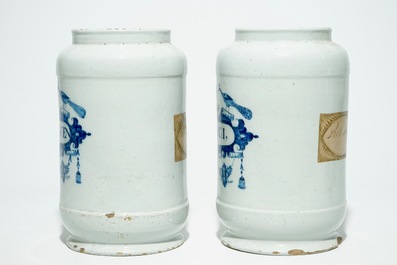 Une paire de grands pots de pharmacie en fa&iuml;ence de Delft bleu et blanc, 18&egrave;me