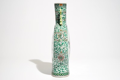 Une bouteille flasque en porcelaine de Chine famille verte, 19&egrave;me