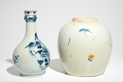 Un pot &agrave; gingembre en porcelaine de Chine famille rose et une bouteille en bleu et blanc, Qianlong/Jiaqing