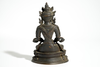 Een Chinese bronzen figuur van Groene Tara, (Syamatara), Ming