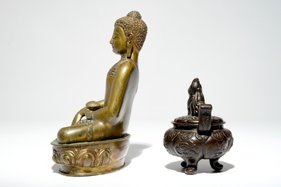 Un mod&egrave;le de Bouddha en bronze dor&eacute; et un petit br&ucirc;le-parfum, Chine, 19&egrave;me
