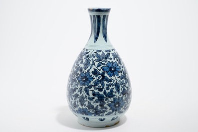 Een flesvormige blauw-witte Delftse vaas met lotusslingers in Ming-stijl, eind 17e eeuw