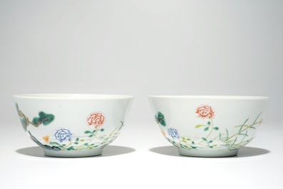 Une paire de bols en porcelaine de Chine famille rose, marque de Guangxu, 20&egrave;me