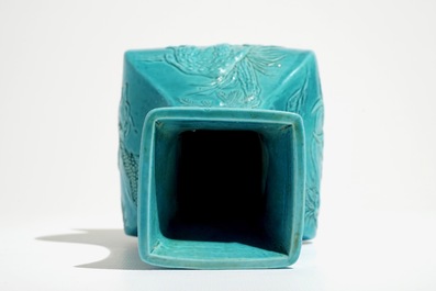 Een Chinese monochrome turquoise vaas met opgelegd decor van dieren, 19/20th C.