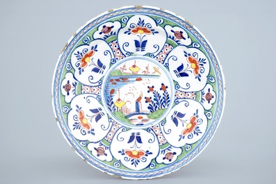 Een blauw-wit Delfts vaasje met putto en een polychrome schotel, 18e eeuw