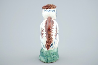 Une verseuse couverte en forme de singe en fa&iuml;ence polychrome de Delft, 19&egrave;me