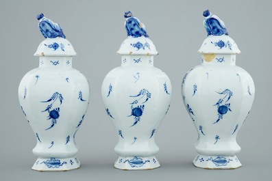 Een blauw-witte driedelige Delftse garnituur met chinoiserie landschappen, 18e eeuw