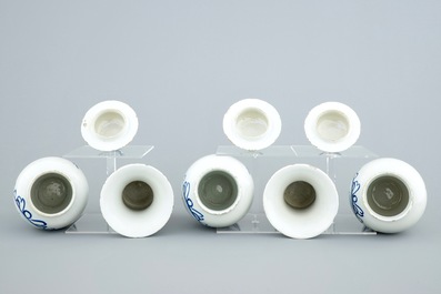Une garniture de cinq vases en fa&iuml;ence de Delft bleu et blanc, 18&egrave;me