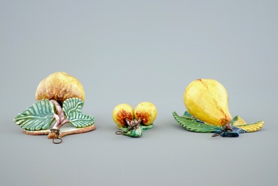 Un lot de trois mod&egrave;les de fruits en fa&iuml;ence de Delft polychrome, 19&egrave;me