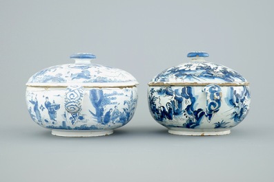 Twee Delftse blauw-witte bouillons met deksels, eind 17e eeuw