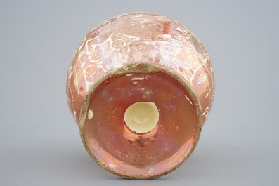 Un vase lustr&eacute; hispano-moresque en forme d'amphore, Espagne, 16/17&egrave;me