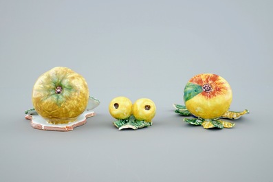 Un lot de trois mod&egrave;les de fruits en fa&iuml;ence de Delft polychrome, 19&egrave;me