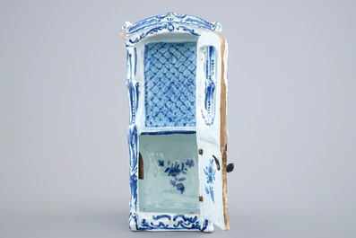 Un mod&egrave;le d'une chaise &agrave; porteurs en fa&iuml;ence dans le style de Delft, France, 19&egrave;me