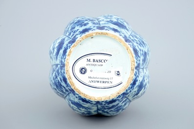 Un vase en fa&iuml;ence de Delft bleu et blanc et un plat polychrome, 18&egrave;me