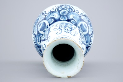 Un vase de forme double gourde en fa&iuml;ence de Delft, 17/18&egrave;me
