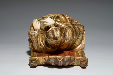 Une statuette de Sainte Anne en ivoire et bois sculpt&eacute; et dor&eacute;, Europe du Sud, 17/18&egrave;me