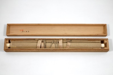Een grote Japanse beschilderde scroll in houten doos, 19/20e eeuw