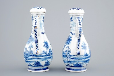 Een lot divers blauw-wit Delfts aardewerk, Nederland en Frankrijk, 18e en 19e eeuw