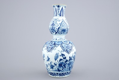 Een blauw-witte Delftse dubbele gourde vaas, 17/18e eeuw