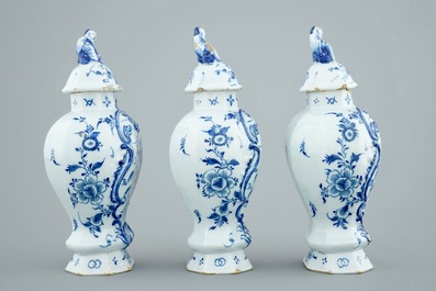 Een blauw-witte driedelige Delftse garnituur met chinoiserie landschappen, 18e eeuw