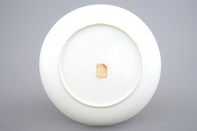 Une assiette en porcelaine de Chine d'exportation &agrave; d&eacute;cor hollandais d'un calvaire, Qianlong