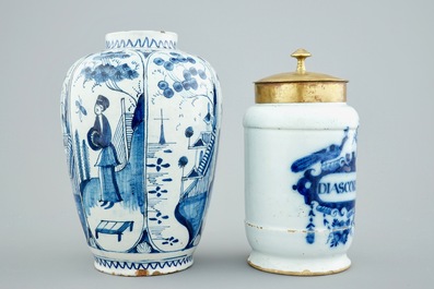 Een blauw-witte Delftse apothekerspot met koperen deksel en een chinoiserie vaas, 18e eeuw