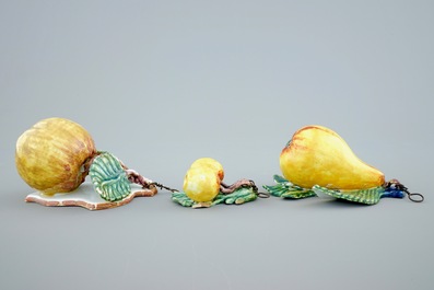Een set van drie stukjes polychroom Delfts fruit, 19e eeuw
