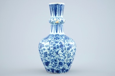 Un vase en fa&iuml;ence de Delft bleu et blanc et un plat polychrome, 18&egrave;me