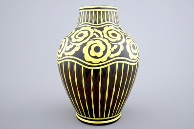 Un grand vase de Charles Catteau pour Boch Keramis &agrave; d&eacute;cor jaune sur fond noir, vers 1924