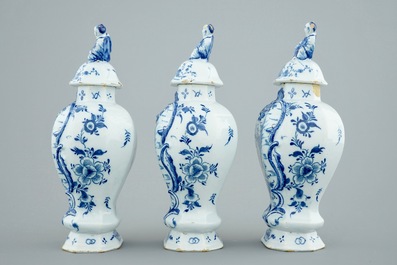Une garniture de trois pi&egrave;ces en fa&iuml;ence de Delft &agrave; d&eacute;cor de paysages chinois, 18&egrave;me