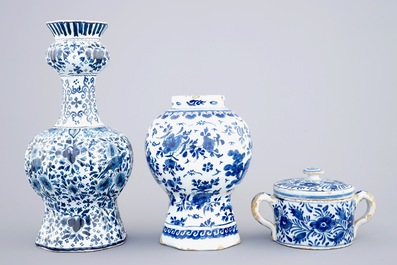 Een lot divers blauw-wit Delfts aardewerk, Nederland en Frankrijk, 18e en 19e eeuw