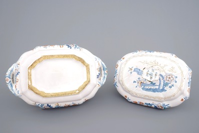 Une terrine sur son support en fa&iuml;ence de Bruxelles &agrave; d&eacute;cor kakiemon, 18&egrave;me