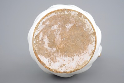 Een getorsadeerde wit Delftse kan met tinnen deksel, 17/18e eeuw