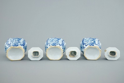 Une garniture de trois pi&egrave;ces en fa&iuml;ence de Delft &agrave; d&eacute;cor de paysages chinois, 18&egrave;me