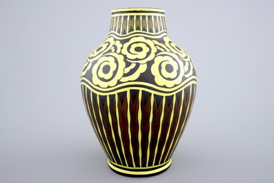 Un grand vase de Charles Catteau pour Boch Keramis &agrave; d&eacute;cor jaune sur fond noir, vers 1924