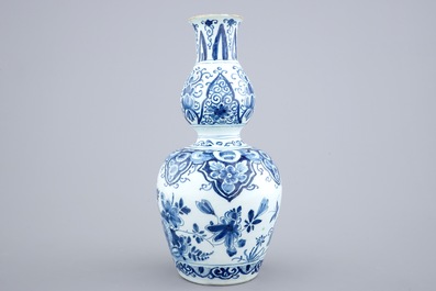 Een blauw-witte Delftse dubbele gourde vaas, 17/18e eeuw