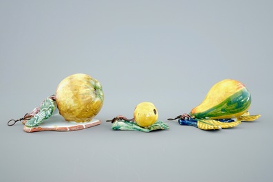 Un lot de trois mod&egrave;les de fruits en fa&iuml;ence de Delft polychrome, 19&egrave;me