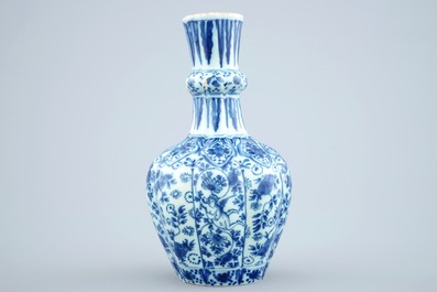 Un vase en fa&iuml;ence de Delft bleu et blanc et un plat polychrome, 18&egrave;me