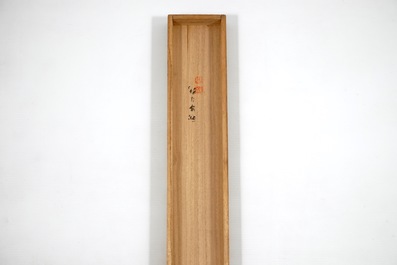Une grande peinture japonaise sur rouleau dans sa bo&icirc;te, 19/20&egrave;me