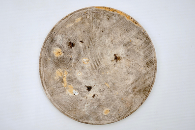 Een ronde Chinese qianjiang cai plaquette, 19/20e eeuw